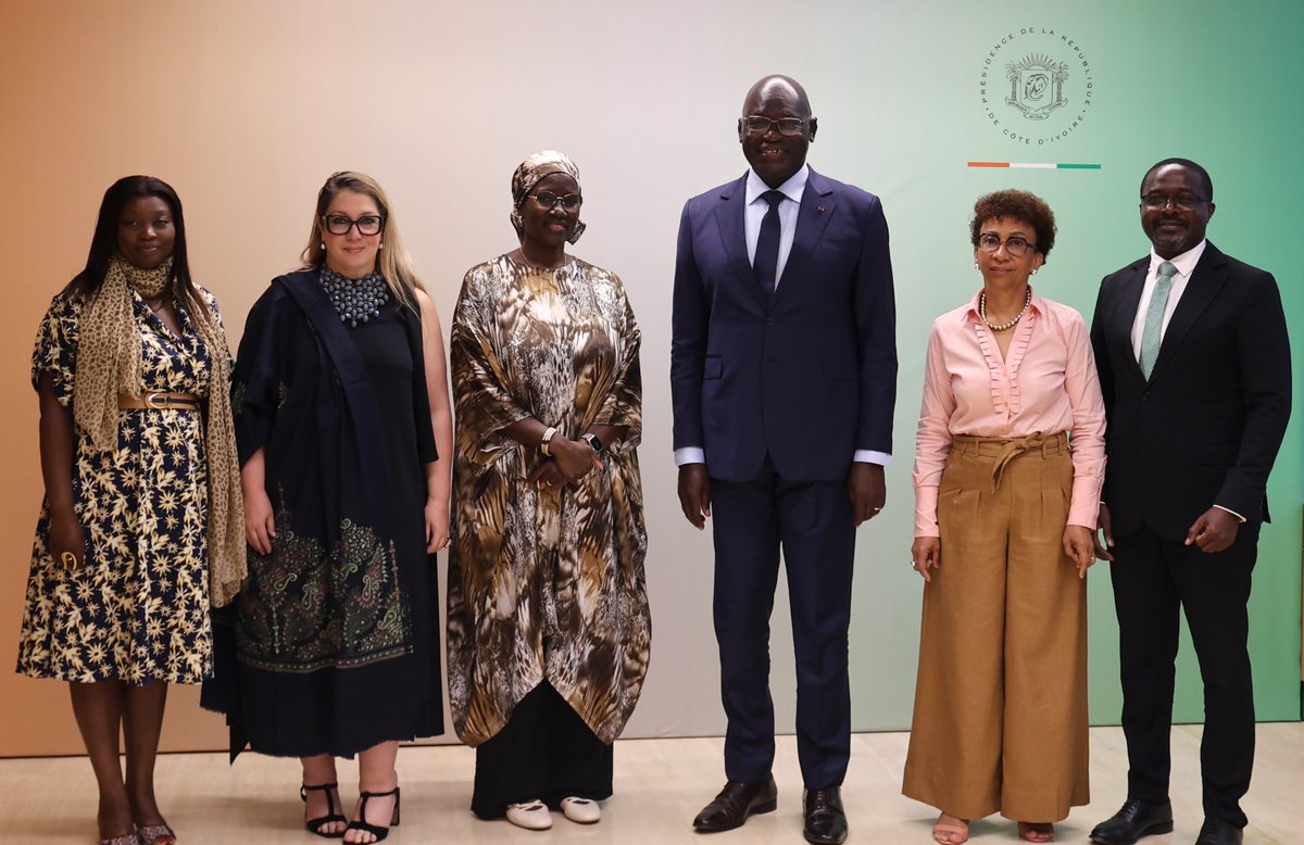 CERFAM_4_Africa's tweet photo. 🇨🇮 Audience ce 4 juin entre @kindaysamba &amp; le DirCab du Vice-Président. 
Au coeur des échanges :
✅Renforcer l’appui techniq du PAM au CERFAM 
✅Positionner le CERFAM comme levier panafricain de partage des bonnes pratiques
✅Promouvoir le Prix d’excellence Côte d’Ivoire–CERFAM. https://t.co/QOTFOq8NA3