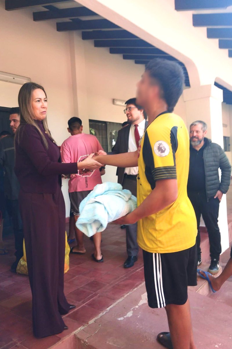 MJusticiaPy's tweet photo. 🤝 Trabajo coordinado por el bienestar y la reinserción

El Ministerio de Justicia, a través del Servicio Nacional de Atención al Adolescente Infractor (SENAAI), recibió una importante donación de abrigos, frazadas, calzados, medias y artículos de higiene destinados a los jóvenes del Centro Educativo Itauguá (CEI).

La entrega fue posible gracias a la campaña solidaria “Abrigando con Esperanza”, impulsada por la Corte Suprema de Justicia a través de los Juzgados Penales de la Adolescencia de la Capital.

Durante la jornada, los magistrados Liz Paola Mongelós y Matías Garcete entregaron las donaciones al director del CEI, César Fernández, y recorrieron las mejoras de infraestructura que venimos impulsando para fortalecer los programas de educación y restauración integral.

Articular esfuerzos entre instituciones nos permite promover acciones concretas que mejoran las condiciones de atención y el proceso de reinserción social de los adolescentes bajo custodia del Estado.

🔗 https://t.co/qw4oaYVMEm

#GobiernoDelParaguay