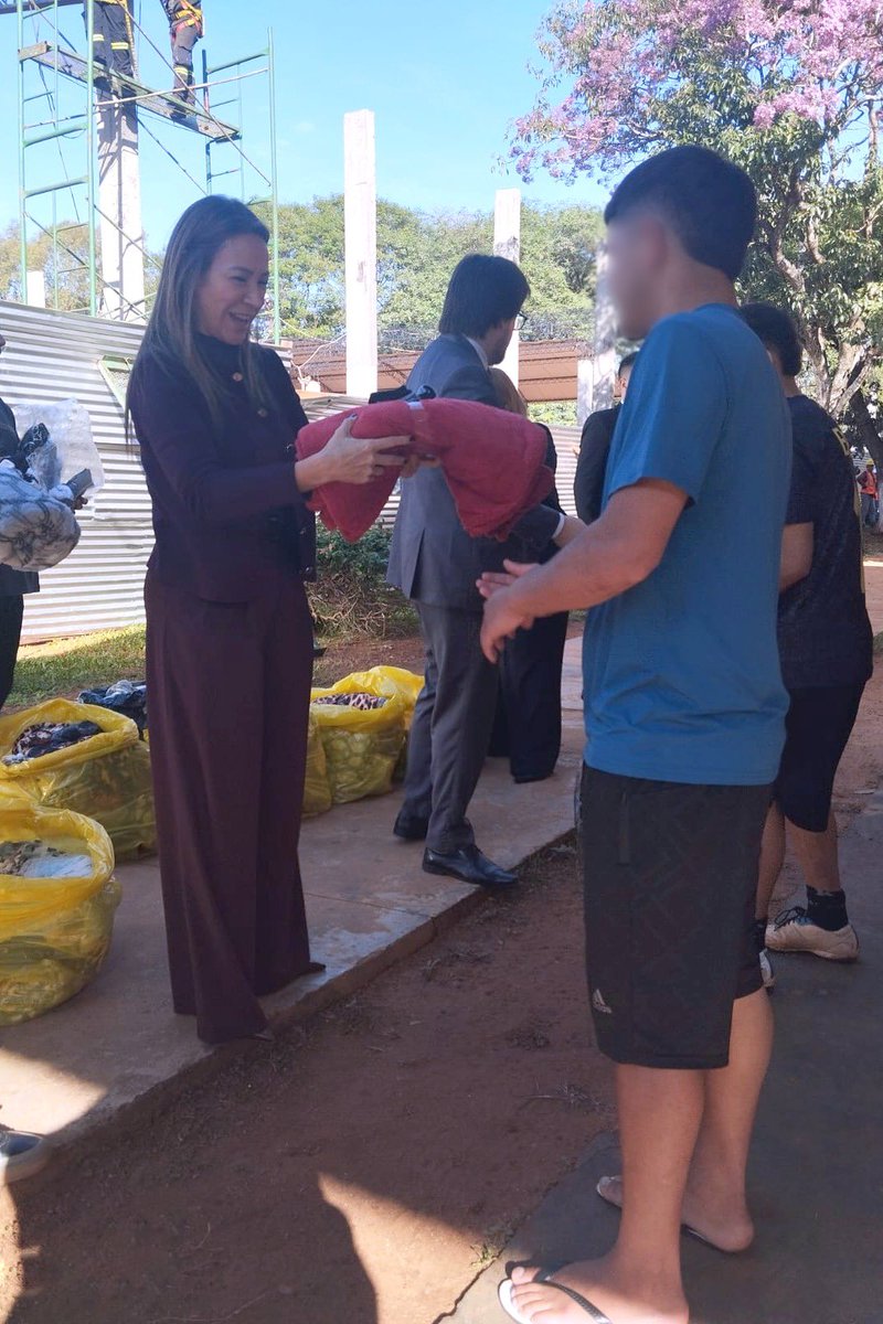 MJusticiaPy's tweet photo. 🤝 Trabajo coordinado por el bienestar y la reinserción

El Ministerio de Justicia, a través del Servicio Nacional de Atención al Adolescente Infractor (SENAAI), recibió una importante donación de abrigos, frazadas, calzados, medias y artículos de higiene destinados a los jóvenes del Centro Educativo Itauguá (CEI).

La entrega fue posible gracias a la campaña solidaria “Abrigando con Esperanza”, impulsada por la Corte Suprema de Justicia a través de los Juzgados Penales de la Adolescencia de la Capital.

Durante la jornada, los magistrados Liz Paola Mongelós y Matías Garcete entregaron las donaciones al director del CEI, César Fernández, y recorrieron las mejoras de infraestructura que venimos impulsando para fortalecer los programas de educación y restauración integral.

Articular esfuerzos entre instituciones nos permite promover acciones concretas que mejoran las condiciones de atención y el proceso de reinserción social de los adolescentes bajo custodia del Estado.

🔗 https://t.co/qw4oaYVMEm

#GobiernoDelParaguay