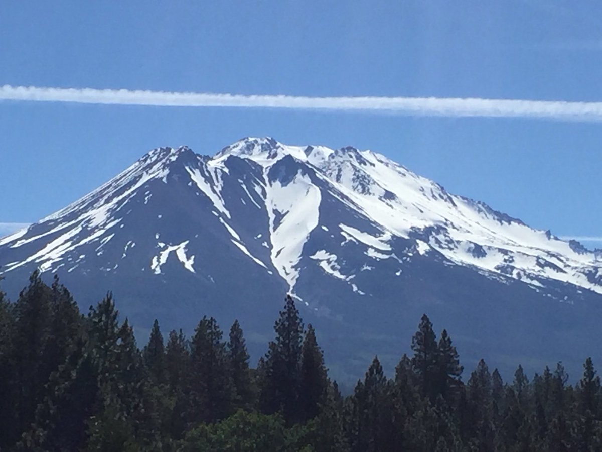 FranceEncore's tweet photo. Thats a chemical trail over Mount Shasta, California. The USA: we got problems there too. #usa #mountshasta #chemtrails https://t.co/aCEPkklZ1L