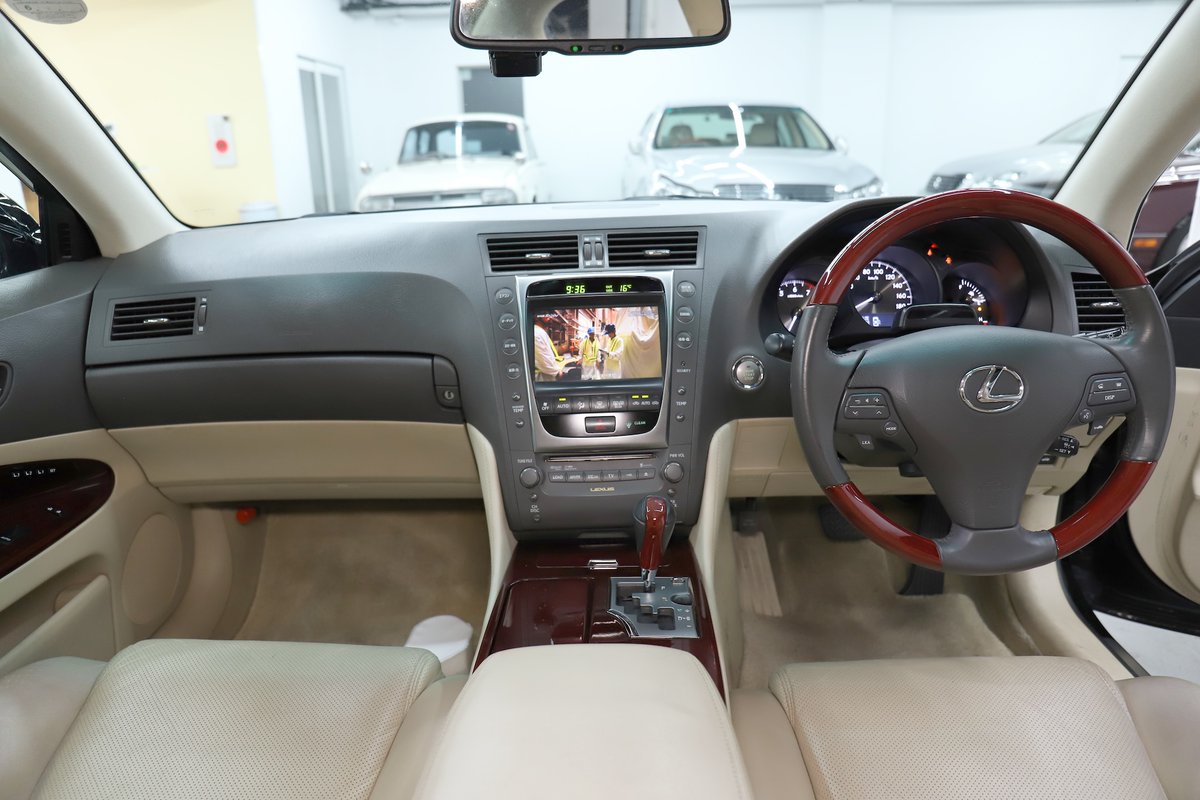 CarCreativeJP's tweet photo. 【新規入庫情報】          
H24年 レクサス URS190 GS460 バージョンI  

71,616km  

☆ユーザー買取車☆
1オーナー車を買取させていただきました。
サンルーフ付き後期最終モデルの千葉県内1オーナー車、元レクサス東京展示車両。

外内装なかなか綺麗です。  
後期最終なのでBluetoothオーディオもちろん使えます。

ここで注意事項です。
・登録遅れの車両です（H22年製造、H24年登録。H26年頃までレクサス東京が保管）
・トヨタグレード検索に引っかからない個体です。メーカー問い合わせ済みですが、グレード情報やメーカーオプション等の情報等なしと返答でした。
もしかして存在してちゃいけないやつでは...となると試作車か何かかなぁと思われます。

グレード検索に引っかからないのでグレード不明ですが、バージョンL専用装備がついておりますのでバージョンLにて掲載しております。

前オーナー様がレクサスCPOよりご購入後、カバーをかけ保管。置き場所がよかったようで下回りもかなり綺麗、外装は洗車傷等ありますが日焼け少なくかなり綺麗です。
レクサスCPOの書類からすべて記録簿等も残っております。かなり内容が良い個体です。

心の底から全く売りたくありません。
よろしくお願いします。