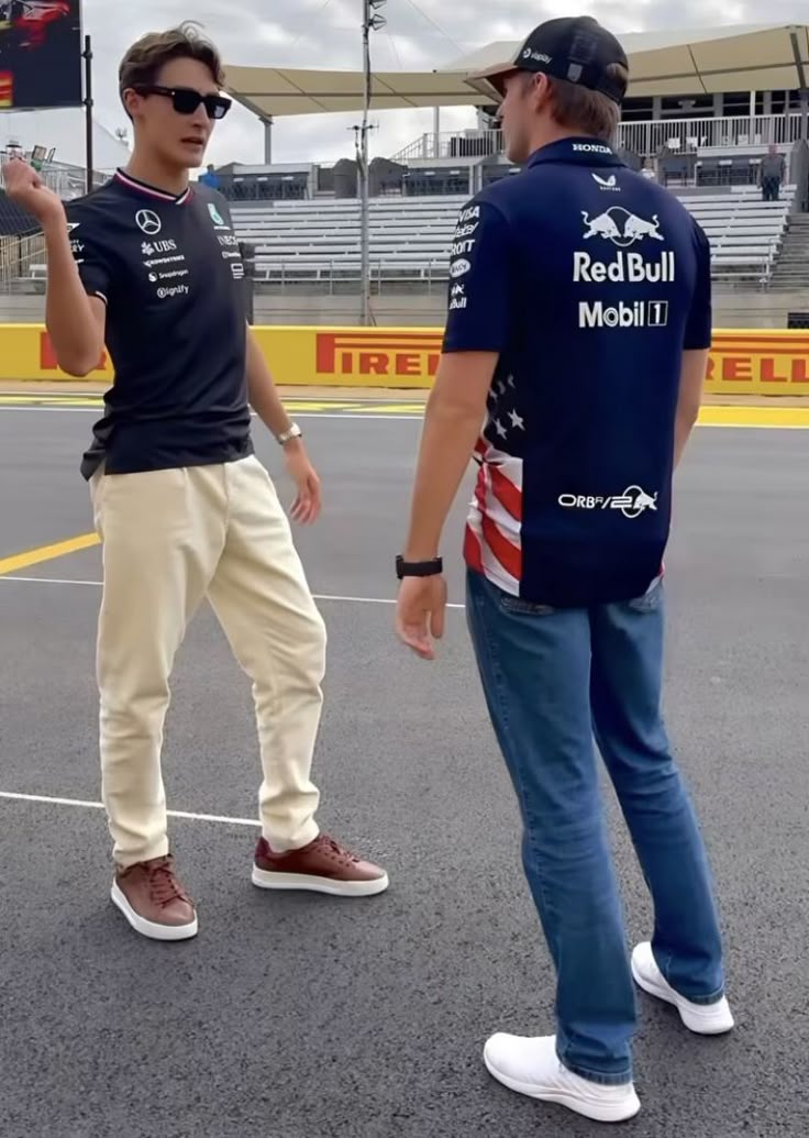 BeansMily's tweet photo. Oomf hunt agen #f1twt 
-Naz, 19
-🇵🇭🇱🇧🇬🇭
-2019 rookies and arvid main but I respect all drivers (not u Str*ll) 
-I defend my main so beware 
-also multifandom 
-DNI: ls18, zios, homophobes, bigots

♡/rt for moots 😝🙏 https://t.co/zDERTHgrIk