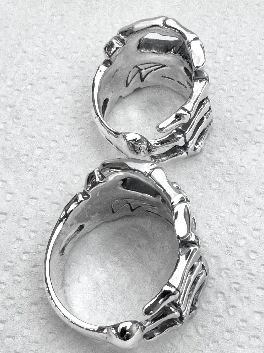CPDJapan's tweet photo. クレイジーピッグの名作『BONE HAND RING』上は21号、下は34号です。

元は同じリングとは思えないほどの大きさの違いですが、更に大きくすることも可能です。最小は7~8号程度まで対応可能です。 https://t.co/EhgJHkr1s3