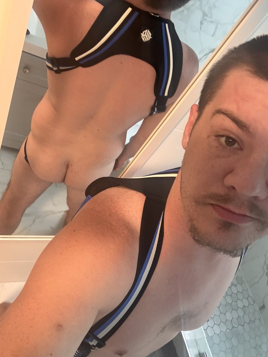 Jake_Fisher_'s tweet photo. Going through clothes and forgot I had this so I figured might as well take some pics in it https://t.co/gleqVMoakr