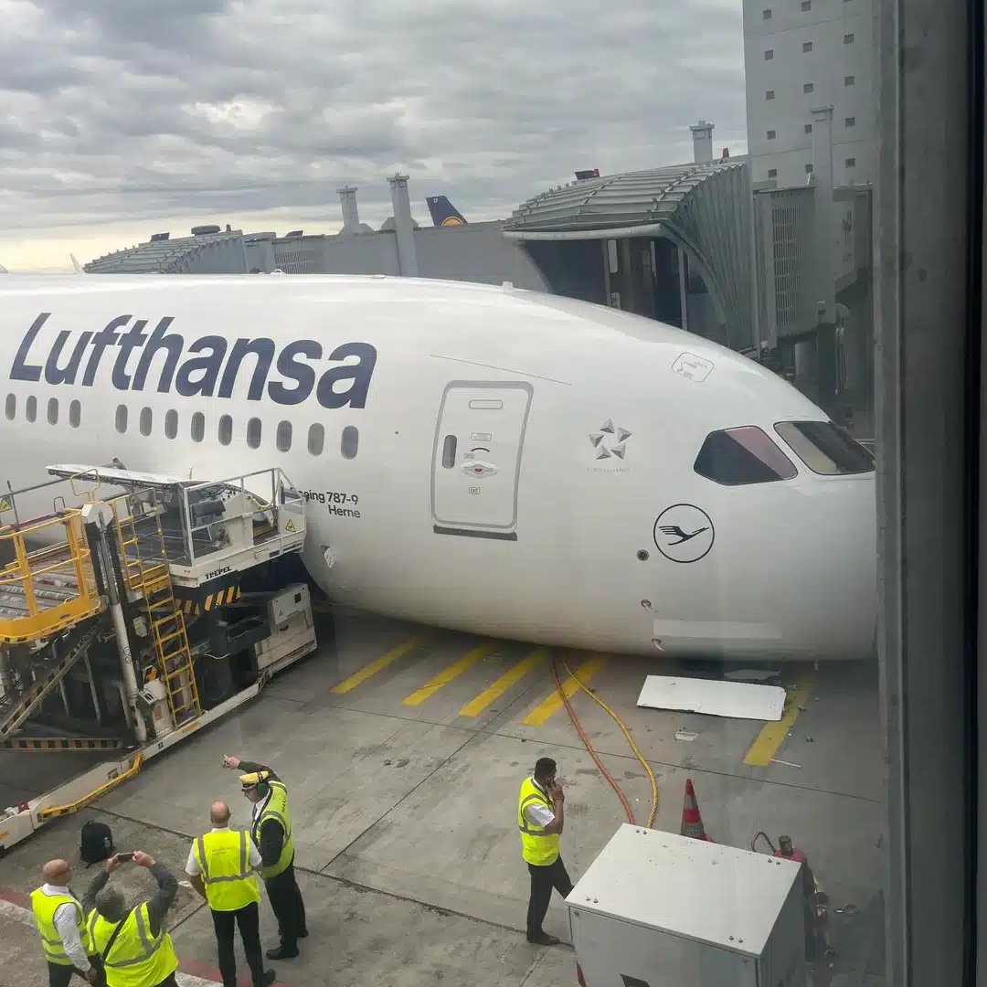 visegrad24's tweet photo. A Boeing 787 Dreamliner's front landing gear suddenly collapsed after parking at Frankfurt am Main Airport. The nose slammed into the ground, causing significant damage to the nearly new aircraft.

No passengers were on board, only crew and ground staff. 

Several people were injured.