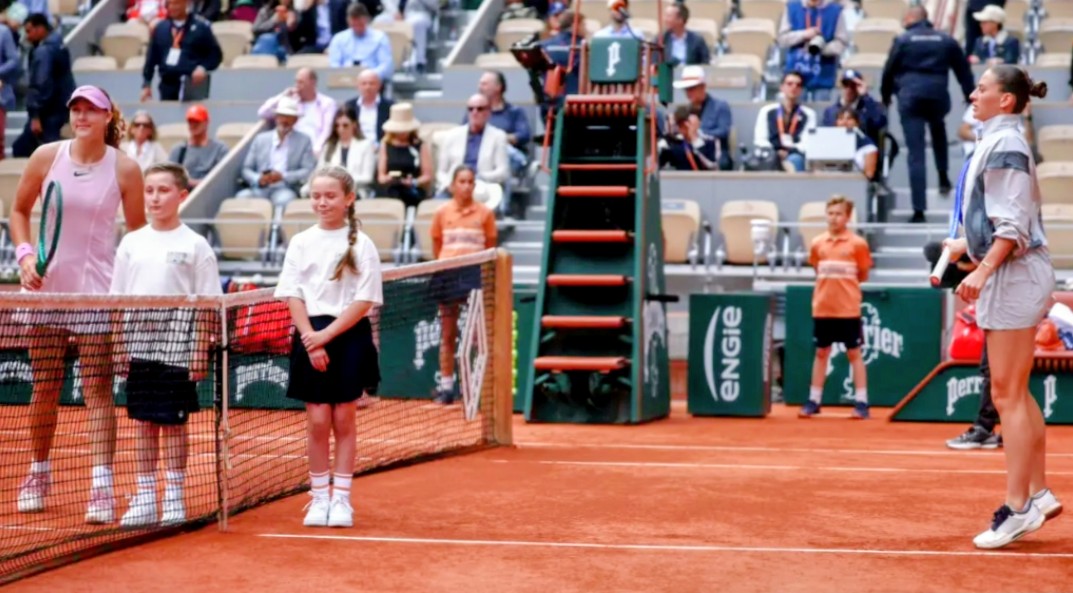 Xohi1260's tweet photo. When a picture says a thousand words 
Andreeva vs Kostyuk 6-1 6-3
Bravo Andreeva 🇷🇺 👏 👏 https://t.co/pgRDe21Xcp
