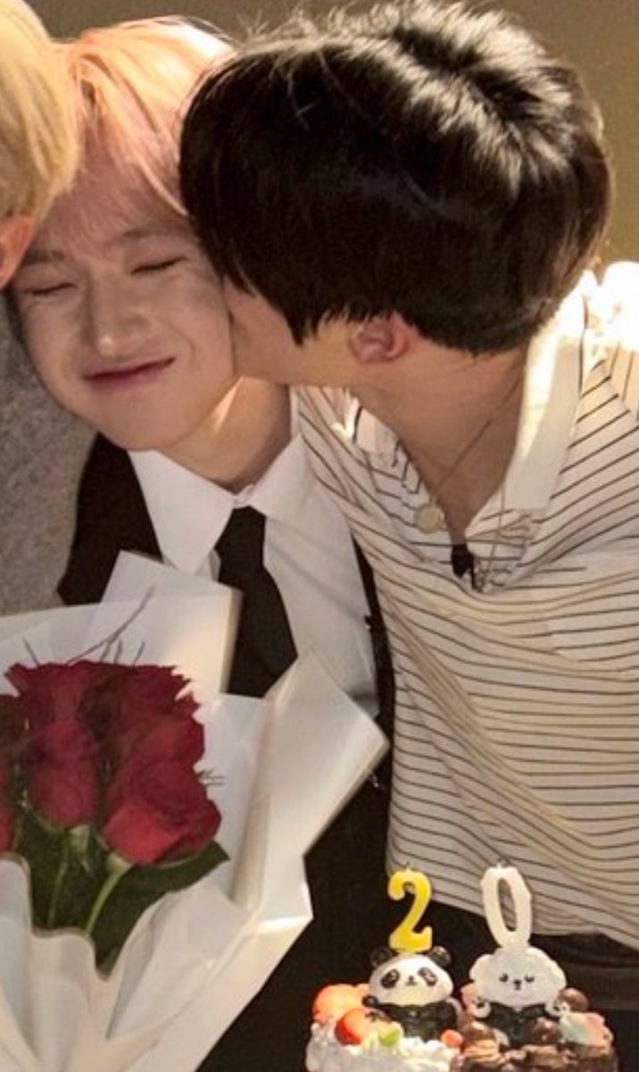 ilovesksn's tweet photo. 형님이뽀뽀하는건 엄청 장난치는거같고 광대올라가잇는데
드물게 되지쪽에서 들이댈때는 뭔가느끼함
진지해보임 https://t.co/5UijxUidKg