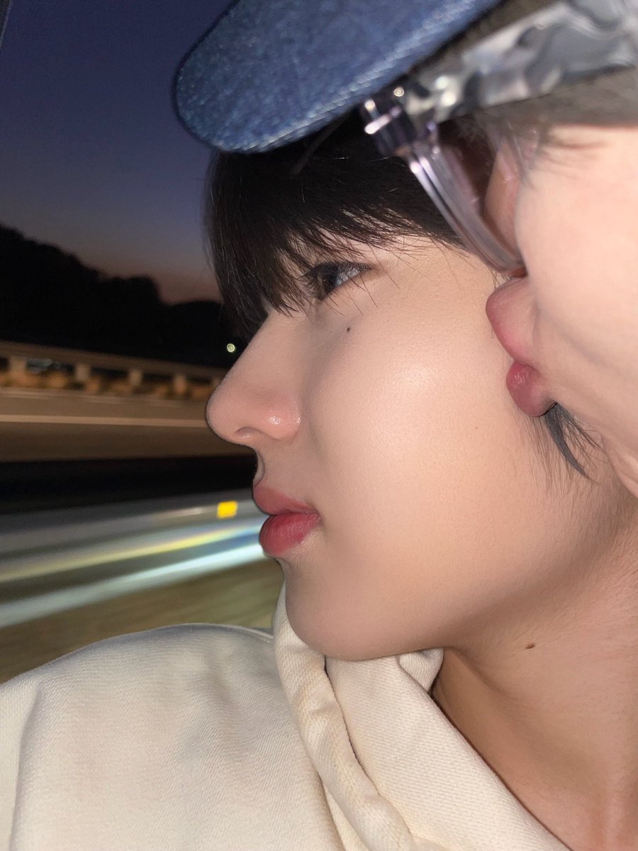 ilovesksn's tweet photo. 형님이뽀뽀하는건 엄청 장난치는거같고 광대올라가잇는데
드물게 되지쪽에서 들이댈때는 뭔가느끼함
진지해보임 https://t.co/5UijxUidKg