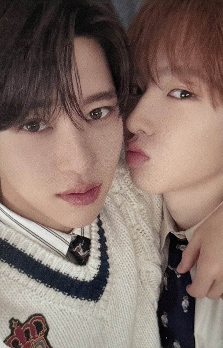 ilovesksn's tweet photo. 형님이뽀뽀하는건 엄청 장난치는거같고 광대올라가잇는데
드물게 되지쪽에서 들이댈때는 뭔가느끼함
진지해보임 https://t.co/5UijxUidKg