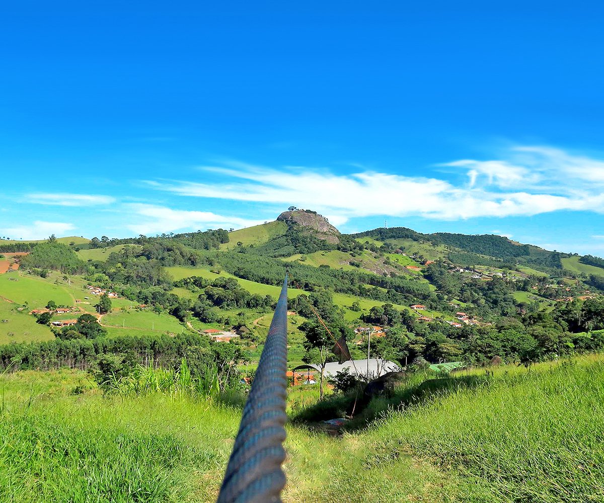 ecoturbr's tweet photo. MEGA TIROLESA de PEDRA BELA - 1 dia
Que tal um desafio radical em uma das maiores tirolesas do mundo, para começar bem 2023?
São 1.900m de extensão à 250m do chão, atingindo uma velocidade de até 107 Km/h! Mega adrenalina!
✅ Conheça o roteiro: https://t.co/dan3AlRMPV https://t.co/rCIIYIBNBJ