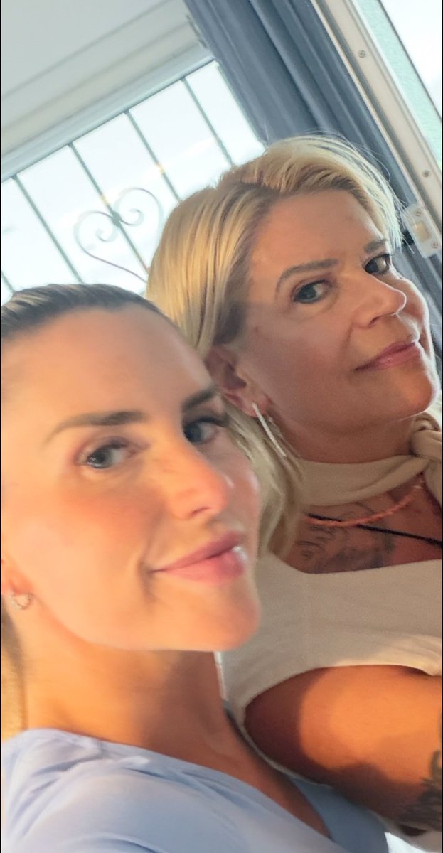 SamiraUeter's tweet photo. Mother daughter party 🥂🍾 https://t.co/Zet6yyp8rV