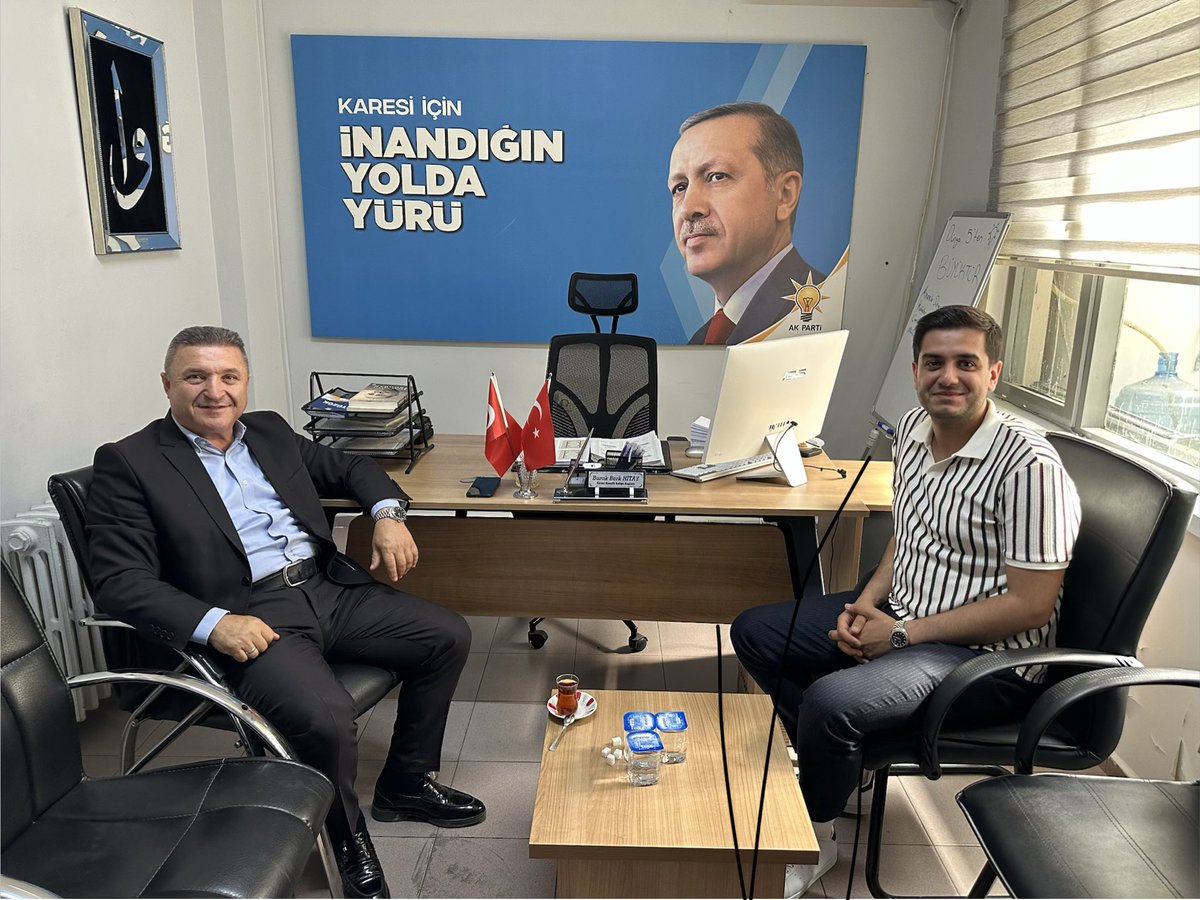 EsrefUslu's tweet photo. 📍Balıkesir

AK Parti Karesi Gençlik Kolları Başkanımız Burak Berk Hitay kardeşimizi makamında ziyaret ederek hasbihal ettik.

Gençliğimizin azmi, teşkilatlarımızın çalışmaları ve ülkemizin yarınlarına dair umutlarımız üzerine samimi bir sohbet gerçekleştirdik. AK davamıza gönülden hizmet eden genç kardeşlerimize teşekkür ediyorum.

Nazik ev sahipliği için Burak Berk Hitay Başkanıma teşekkür ediyor, çalışmalarında başarılar diliyorum. 

#BizBüyükBirAileyiz