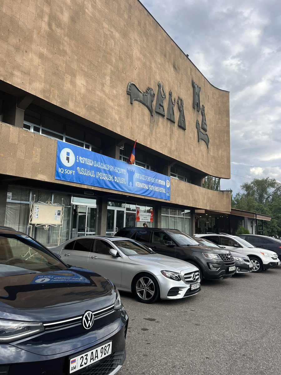 roddickrumbling's tweet photo. right next door is a chess school https://t.co/e83AyMJoim