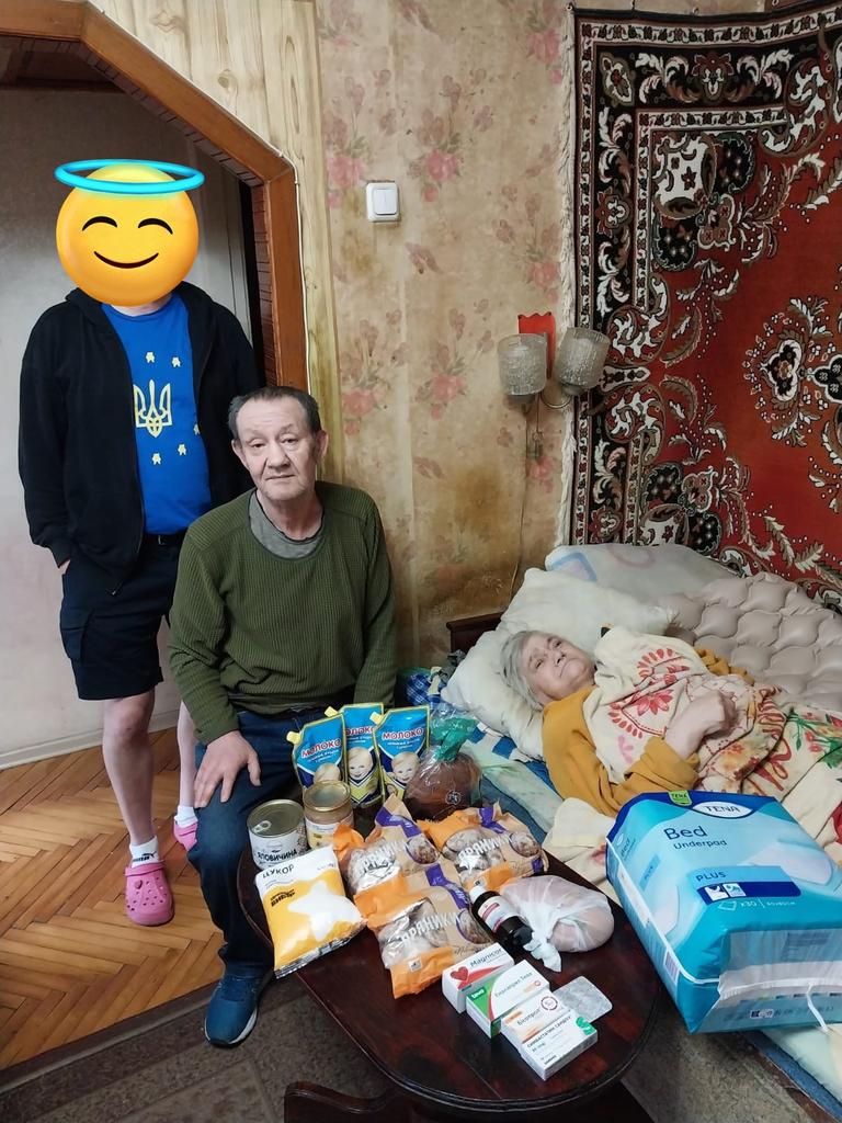 hottaspotta's tweet photo. Today I had the honor to help @JuliaSubbotina1 in @kyiv just a little.

3 pensioners were provided with food and medicine. First we went to the grocery and pharmacy then to the people. That three times. On foot. No car.

It was ecofriendly but exhausting at the end.

These elderly and disabled people are the most vulnerable to the war. If volunteers would not help, noone would. How does Julia find them? Mouth to mouth Propaganda. One grandma tells the other.

You want to help from your desktop? See Julias Bio.

Thanks for this day 😍😘