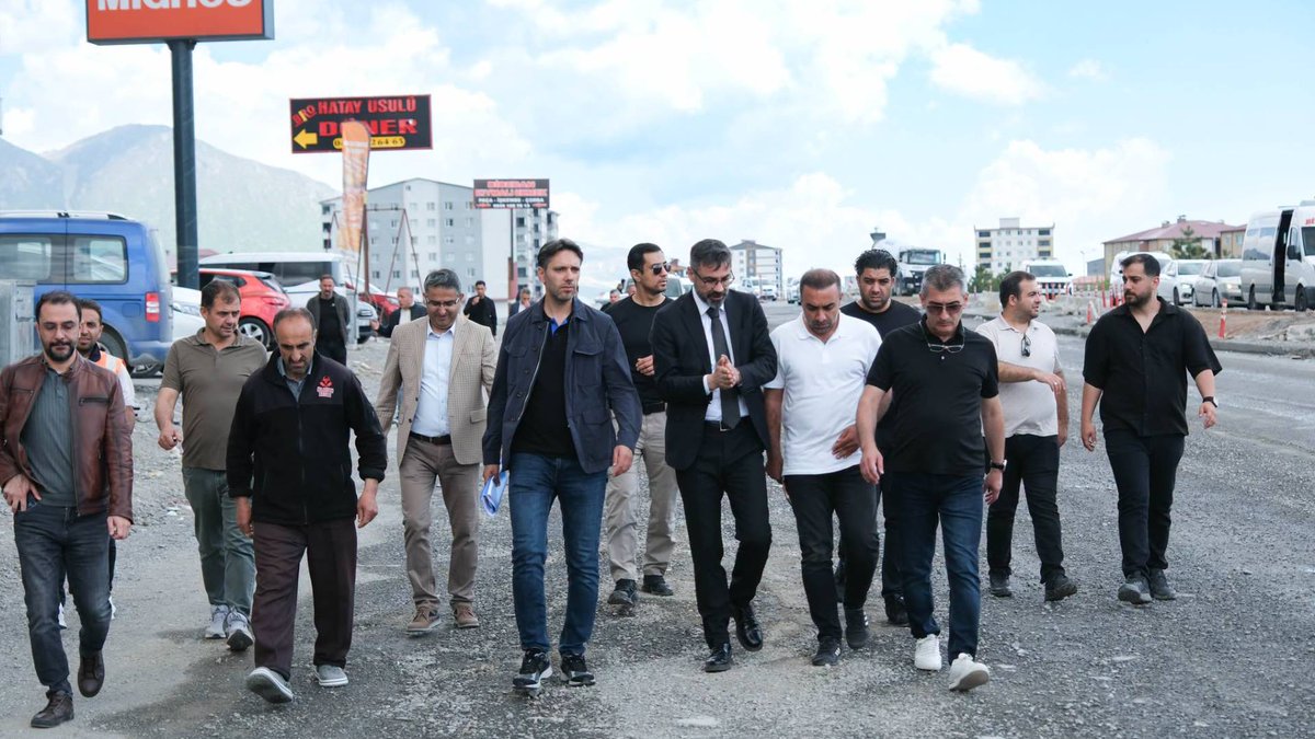 BitlisHaber13's tweet photo. Başkan Tanğlay Beşminare Mahallesi’nde Asfalt Çalışmalarını Yerinde İnceledi https://t.co/hfuJ4j2IE9 @BitlisBld @Ntanglay https://t.co/9MNzJugxYi