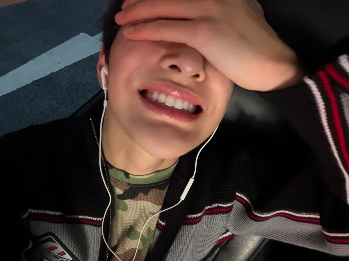 arnkeohno's tweet photo. currently being attacked by a song https://t.co/eoGGmDWKHj