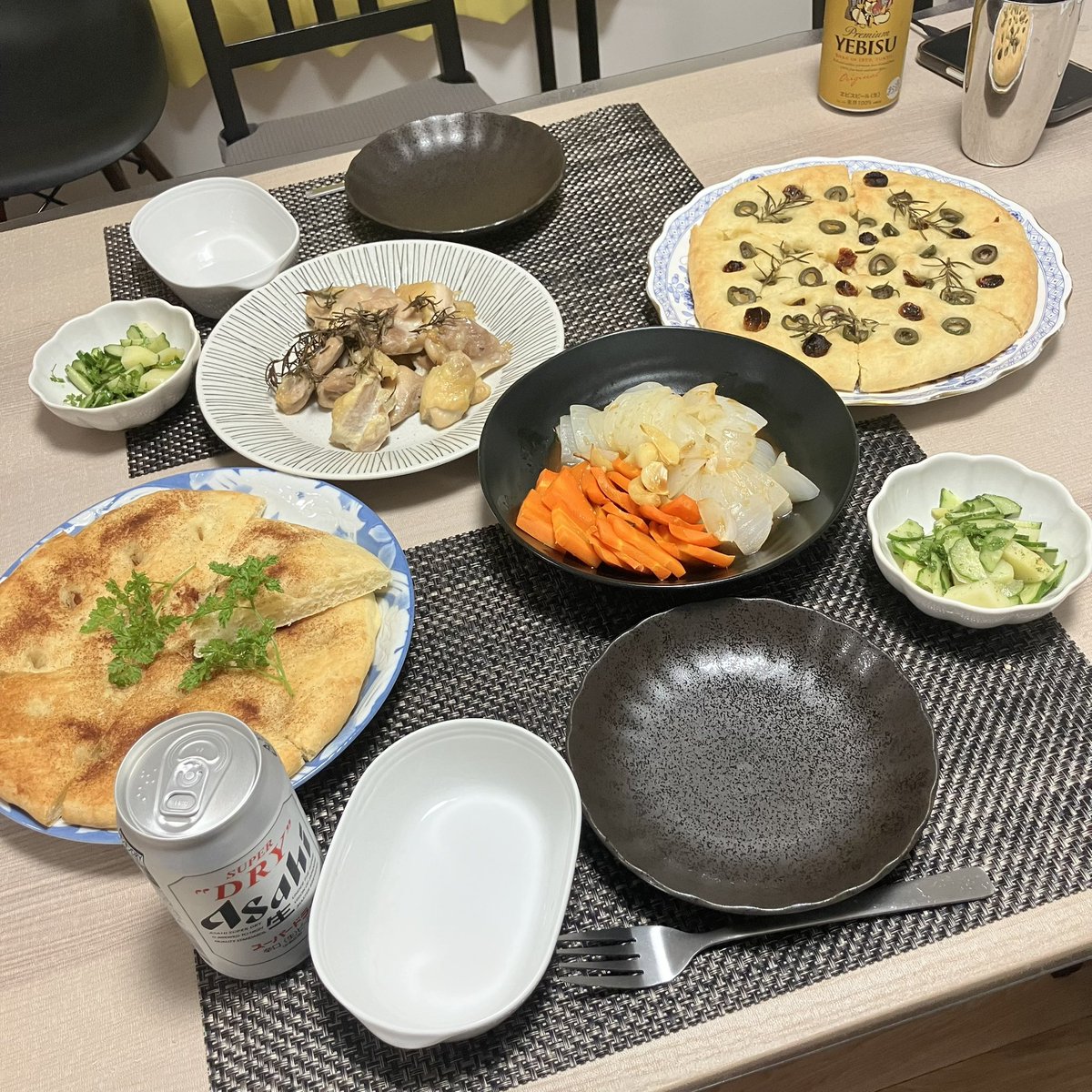 imaginary_udon's tweet photo. ﾁｬﾊｰﾝ
突然のフォカッチャパーリー
オリーブとベーコンのペペロンチーノ
鯛めし
#自炊記録 
#料理好きな人と繋がりたい
 #X家庭料理部 https://t.co/AY9m3vyNBC