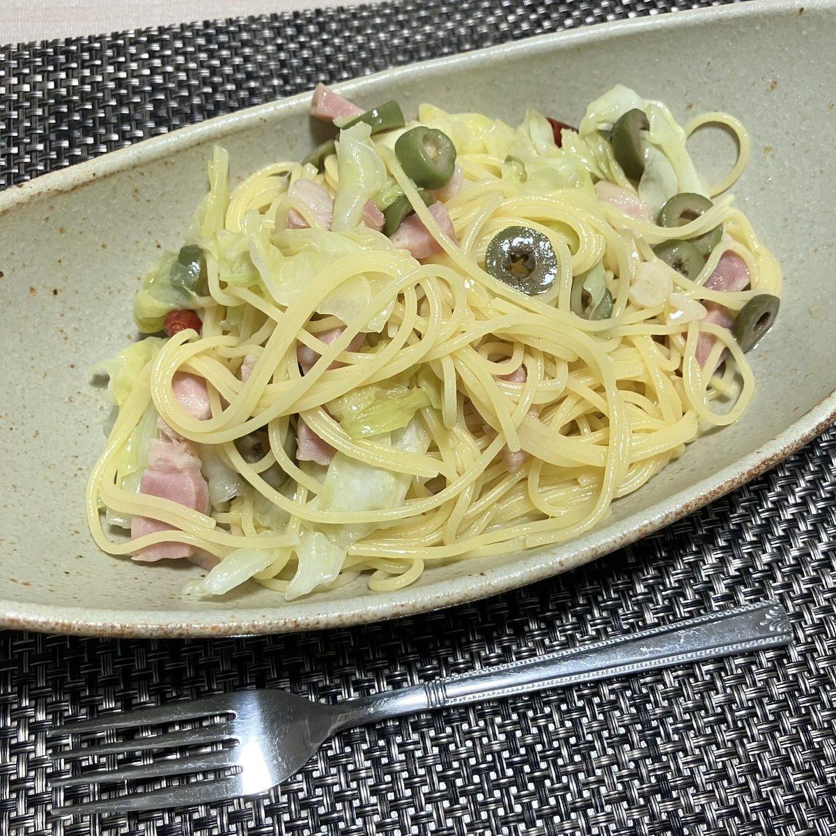 imaginary_udon's tweet photo. ﾁｬﾊｰﾝ
突然のフォカッチャパーリー
オリーブとベーコンのペペロンチーノ
鯛めし
#自炊記録 
#料理好きな人と繋がりたい
 #X家庭料理部 https://t.co/AY9m3vyNBC