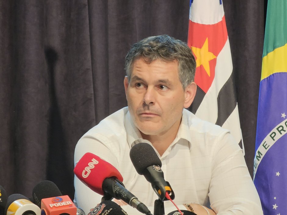 FielNaAlma's tweet photo. 🚨O vice-presidente do Corinthians Armando Mendonça admitiu, em ligação gravada, que pagava uma empresa para monitorar supostos “inimigos” dentro do clube.

A frase é absurda:

“Eu pago uma puta fortuna pra uma empresa pra ficar vendo quem tá contra mim.”

Isso ultrapassa qualquer limite político.

O Corinthians virou o quê?

🗞️ @TelecoSCCP 
📸Matheus Poggiolli / Meu Timão