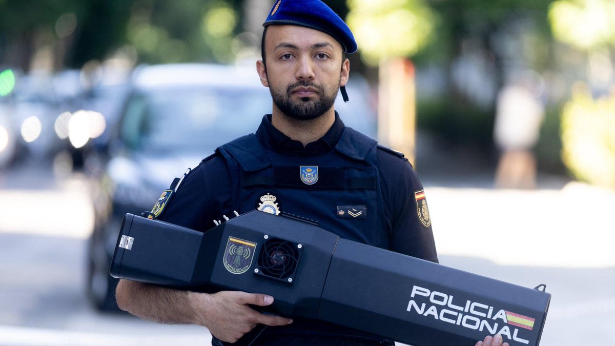 Omicrono's tweet photo. Ha entrado en vigor: hasta 4,5 millones de euros de multa  por volar drones durante la visita del papa León XIV a España https://t.co/THbcWjchXp
