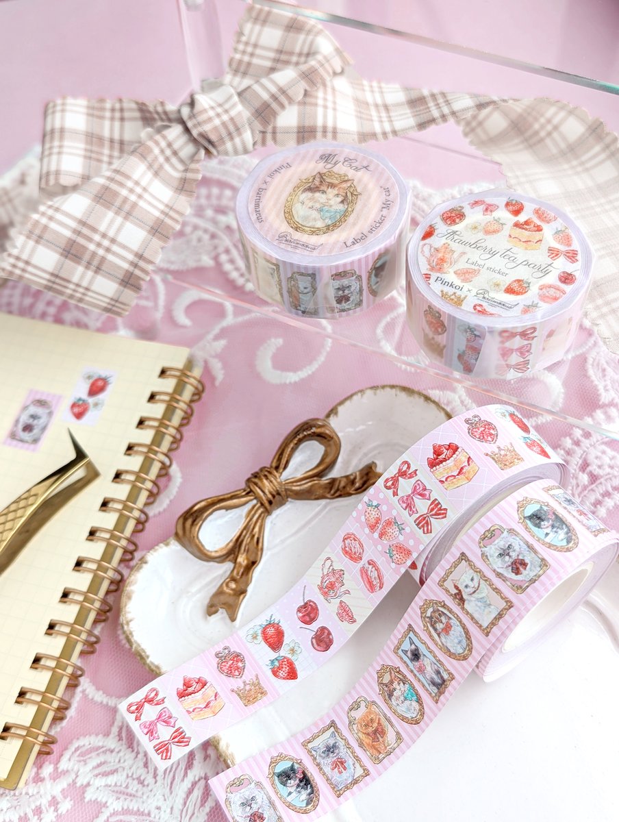 _bartimaeus's tweet photo. 🌟出店のおしらせ

2026年6月から始まる「Pinkoi 世界の文具店」オフラインPOPUPに今年も参加させていただきます！
POPUPは文具女子博トーキョーを皮切りに、愛知(名古屋)・京都で開催されます。

オフライン初販売のPETテープ"Strawberry tea party"やフルカラーラベラーシールをはじめ、Pinkoi様とのコラボ新作アイテム　型抜きロール付箋"With My Cat"、その他bartimaeus定番のラベラーシールや手帳リフィルなど、様々なアイテムをお取り扱いいただきます。

bartimaeusもイラストでご協力させていただいたノベルティプレゼントもあります！🎁
ぜひ遊びにきてください！🙌

------------------

【「Pinkoi 世界の文具店」オフラインPOPUP 開催概要】

📍文具女子博トーキョー
日程：6月11日(木)〜6月14日(日) 
場所：有明GYM-EX（Pinkoi様ブース番号：C-07）

📍Nagoya
日程：7月5日(日)〜7月11日(土)
場所：名古屋駅前 ユニモール 地下街　イーストプラザU15出口付近

📍Kyoto 
日程：7月22日(水)〜7月26日(日)
場所：イオンモールKYOTO 3階吹き抜け横

🪐 Pinkoi 特集ページ
https://t.co/Be2Ak7aSpQ

------------------

販売アイテムは引き続きアナウンスしていきます！
どうぞよろしくお願いいたします✨

#pinkoi文具惑星 #文具女子博2026
