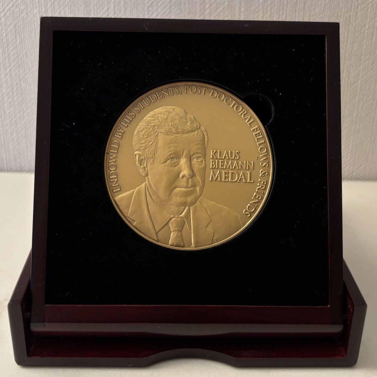 slavov_n's tweet photo. The annual meeting of the American Society For Mass Spectrometry (@asmsnews) has been very special for me as the Biemann Medal recognized our contributions to developing single-cell proteomic technologies and using them to open new perspectives through which we can discover and understand biological phenomena.

The journey is made more wonderful by sharing it with a collaborative and thoughtful community.

I am deeply grateful to all who have contributed to the research recognized by the Biemann medal, a very special distinction and recognition for research that is gaining momentum.