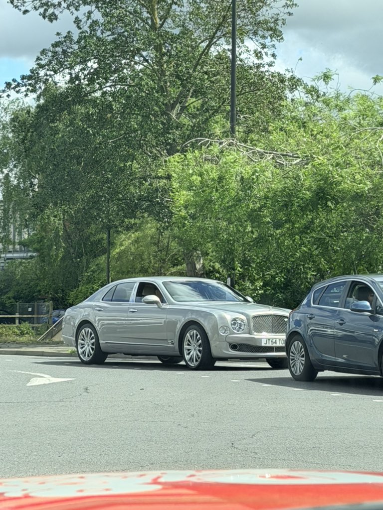 LUDENClassics's tweet photo. Love a Mulsanne. Such a handsome car. I know there's no need for Bentley to build another, but I so wish they would https://t.co/C4ylpAfmwO