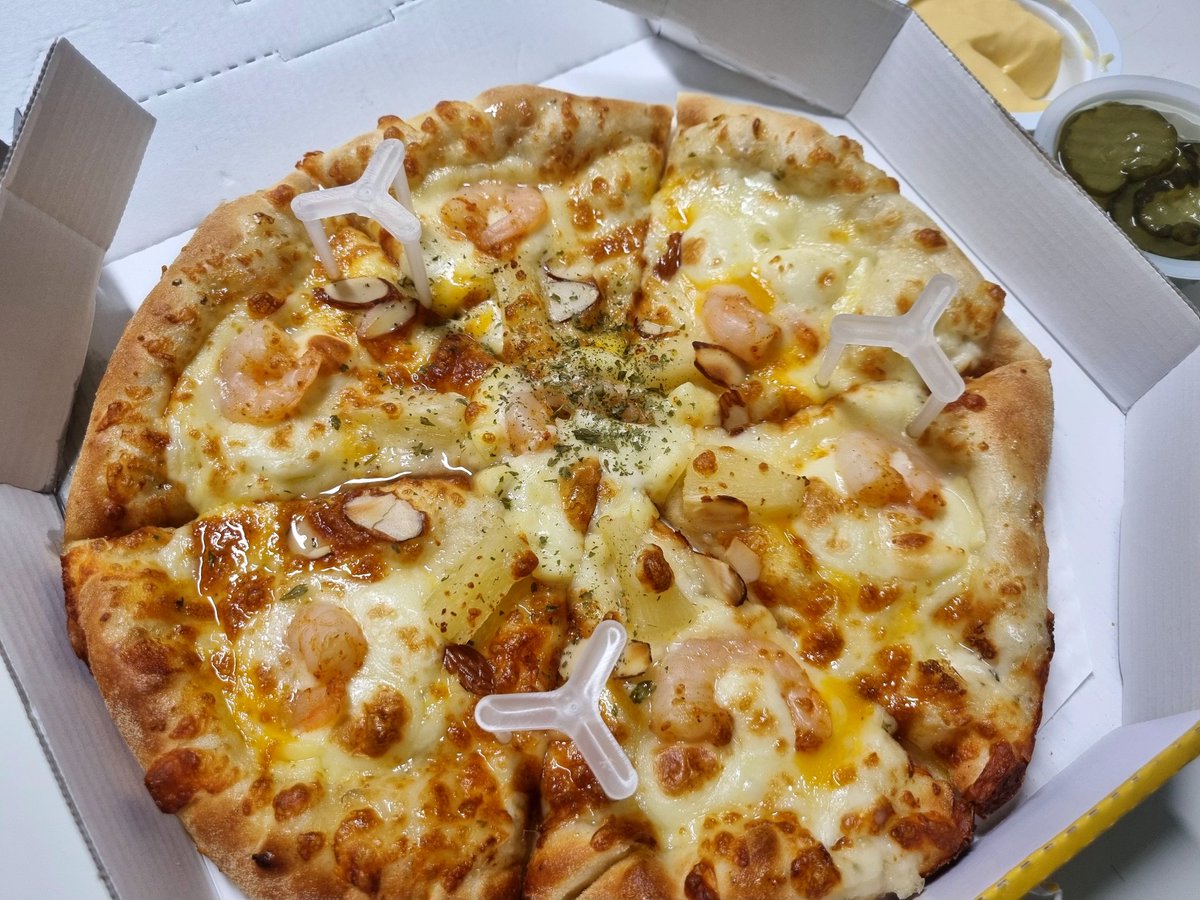 4ceseason's tweet photo. 지금 도심에 멧돼지가 출현해서
피자를 먹고있다고 합니다. 조심하시길 https://t.co/FfssyZdhT0