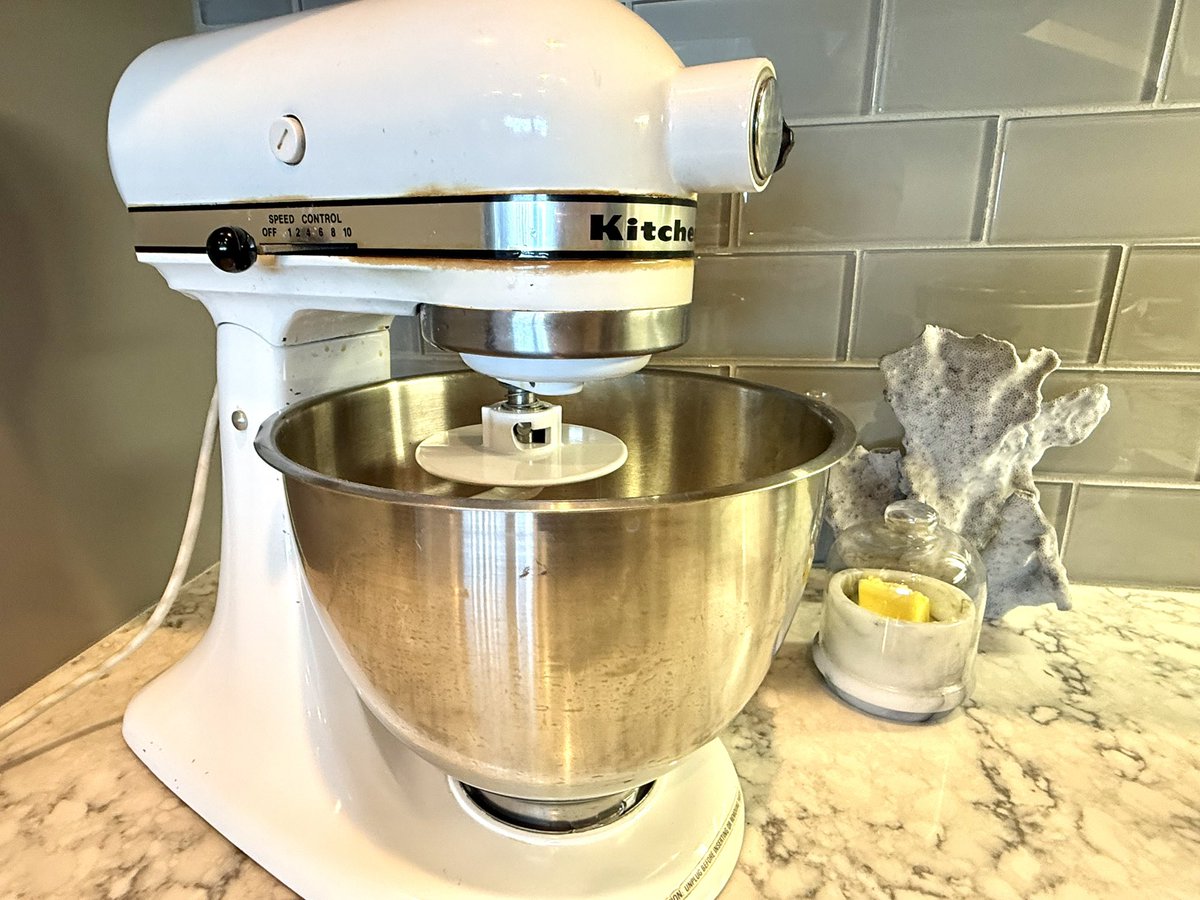 ErinnFL's tweet photo. Heirloom kneading.

Firing up my mom’s 1976 stand mixer — her first wedding anniversary gift — while my kids and nephews help me make fresh shokupan dough.

Three generations, one bowl. Soft Japanese milk bread sandos for the beach… might even tint a few ocean colors. 🌊💙 https://t.co/LcUVVpeNQN