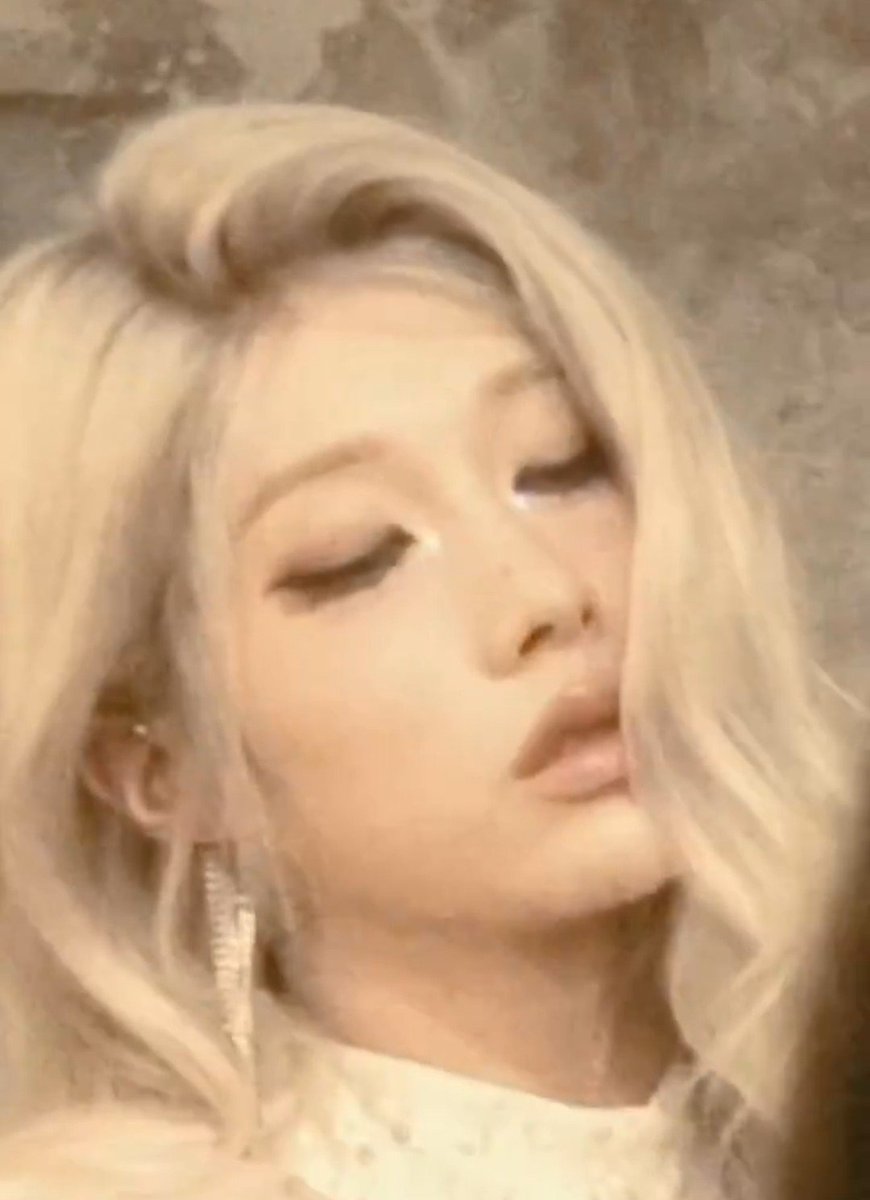 Rui_nabi's tweet photo. SHE'S NOT REAL... https://t.co/sBI3Ek6B7u