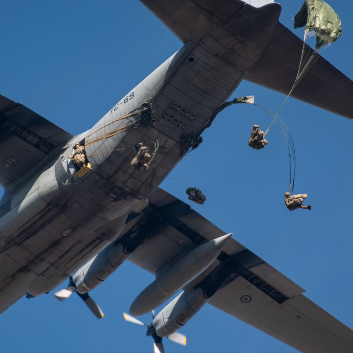 Ejercito_Arg's tweet photo. #Córdoba La IVta Brigada Aerotransportada realizó ejercicios de lanzamiento paracaidista sobre tierra y agua junto a la Agrupación Fuerza de Operaciones Especiales, con el apoyo del Escuadrón Hércules C-130 de la @FuerzaAerea_Arg.
#UnEjércitoenAcción
@MinDefensa_Ar https://t.co/LbrcoH86cL