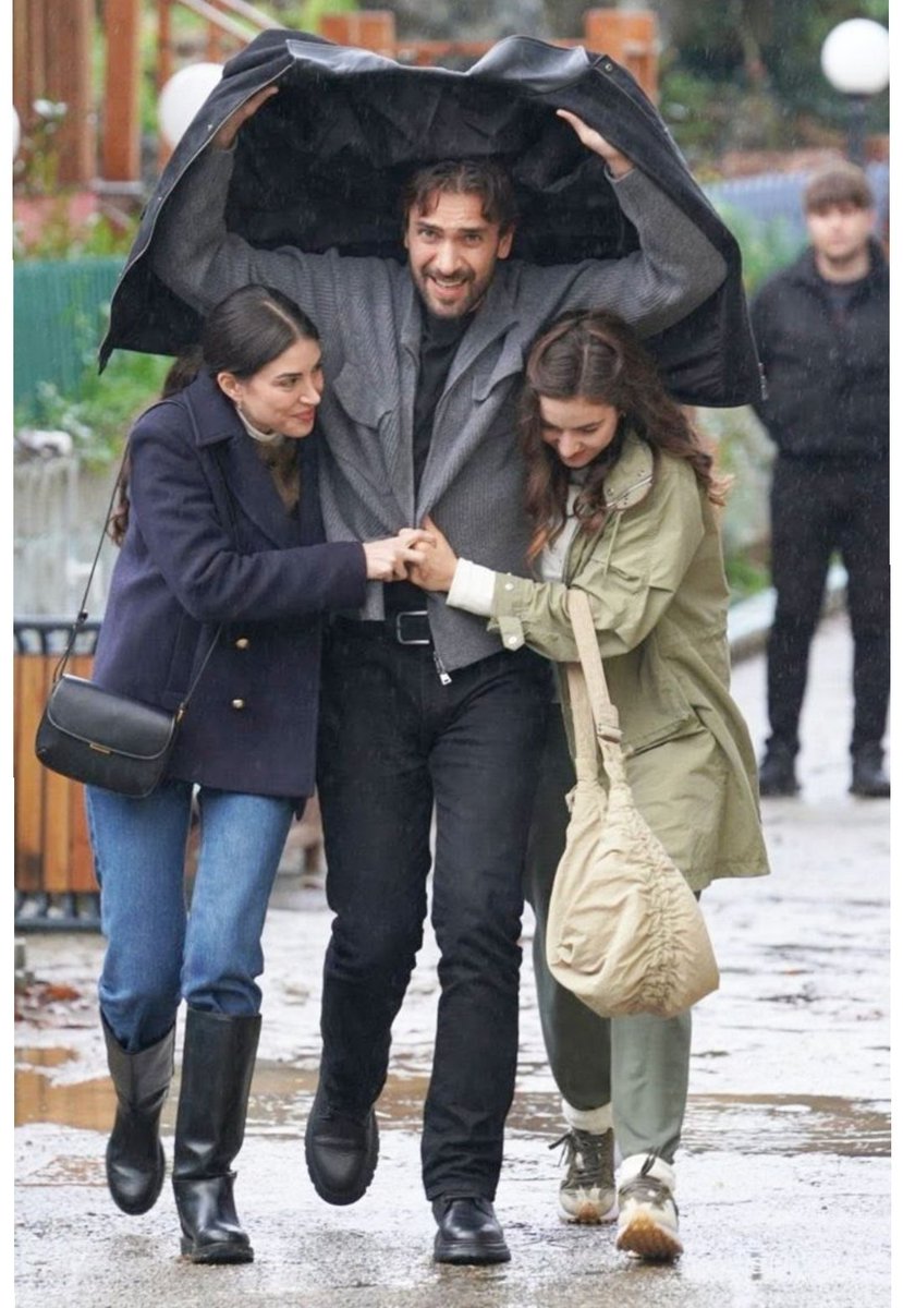 nermdilli's tweet photo. Eleni sırrı öğrenmediği zamanlar esdil ile daha aile gibi gözüküyordu. 
Eleninin sırrı öğrenmeden önceki şu aile sahneleri ile sırrı öğrendikten sonraki aile sahnelerinin arasında fark gören var mı 
Keşke sır ya 2 3 bölüm öncesinde açıklansaydı. https://t.co/9LmN3Zm97i