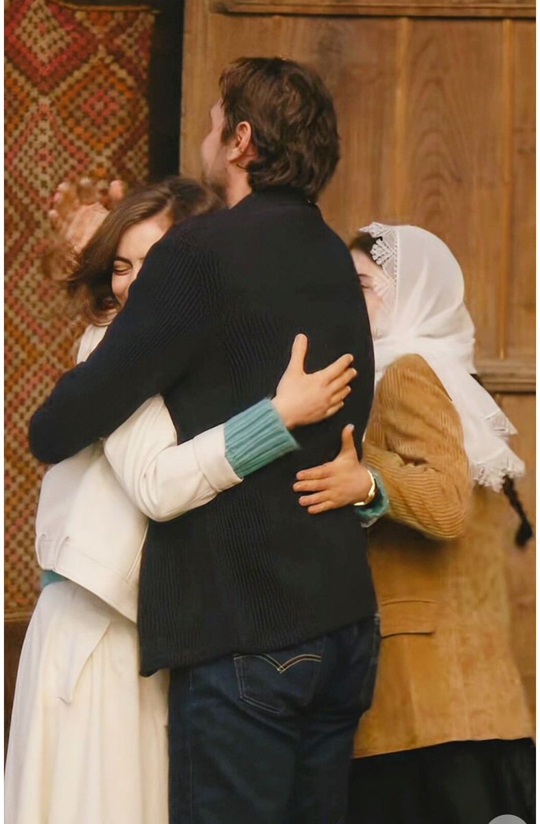 nermdilli's tweet photo. Eleni sırrı öğrenmediği zamanlar esdil ile daha aile gibi gözüküyordu. 
Eleninin sırrı öğrenmeden önceki şu aile sahneleri ile sırrı öğrendikten sonraki aile sahnelerinin arasında fark gören var mı 
Keşke sır ya 2 3 bölüm öncesinde açıklansaydı. https://t.co/9LmN3Zm97i