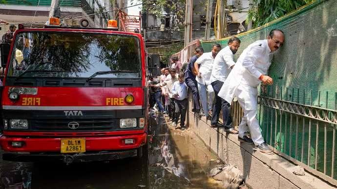 Elevenmust's tweet photo. AAP Delhi mein roads pe kaam nhi kar rhi isliye hum Delhi walon ne BJP ko vote diya

Le Roads 🤡 https://t.co/T1VKizfFeh