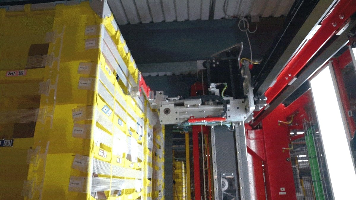 coldiejay's tweet photo. Amazon just built a robot that can actually feel things. It's called Vulcan - their first bot with a sense of touch. 

Most factory bots are basically clueless. They just stop dead or smash into stuff when they hit something unexpected. 

Vulcan's different. It uses sensors https://t.co/fbUd1xjIHl