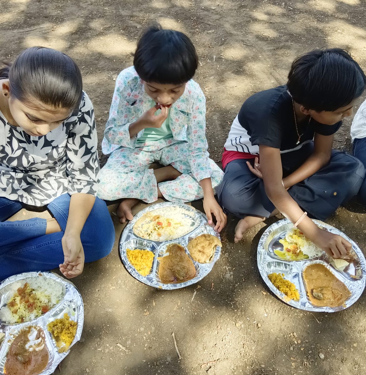 TeamFAB7's tweet photo. A mother’s love lives on through kindness🌹
In memory of Mrs. Kalpana Shah, the Shah family sponsored lunch for 50+ tribal children through TeamFABFoundation
A heartfelt tribute turned remembrance into smiles, hope &amp; compassion🙏
https://t.co/v1yCjeyl84
#LegacyOfLove https://t.co/MbtE6TSTuc