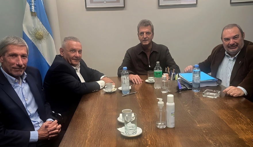 Infomiba's tweet photo. Massa respaldó a martilleros y rechazó la desregulación inmobiliaria que impulsa Nación https://t.co/k5MYTxBCHl https://t.co/3sDTgo21DZ