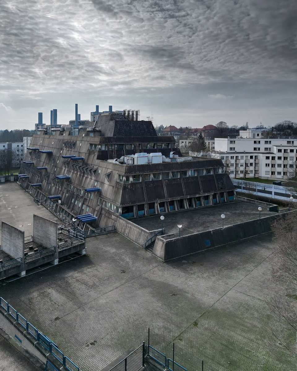 Dee_Floki's tweet photo. Abandoned Brutalism https://t.co/HrTsdtei6y