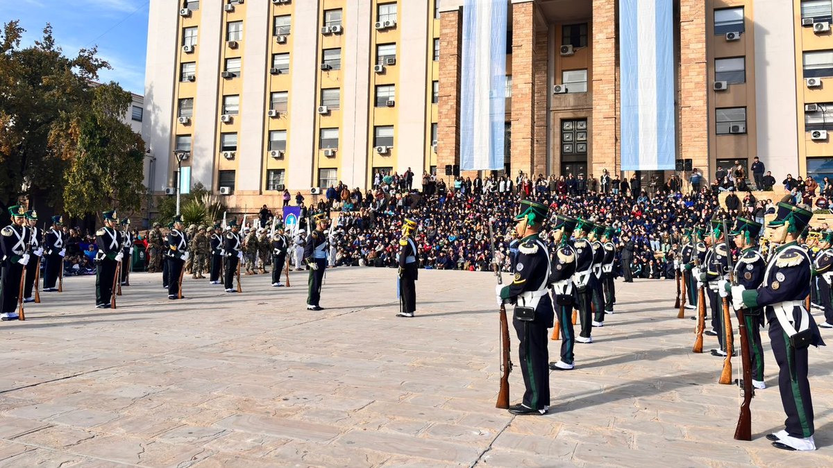 Ejercito_Arg's tweet photo. #Mendoza Frente a la atenta mirada de alumnos de distintos establecimientos, el Regimiento de Infantería de Montaña 11 realizó el tradicional relevo de la custodia de la bandera del Ejército de los Andes en la explanada de la Casa de Gobierno.
#UnEjércitoEnAcción
@MinDefensa_Ar https://t.co/OE2n0gvzFQ