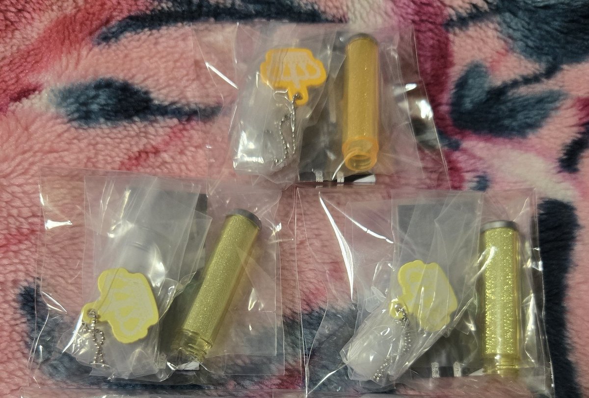 nazuna911's tweet photo. 【 交換 】KINGBLADE キングブレード キンブレ ミニチュア ペンライト ガチャ

譲→レモン×2、ディープイエロー×1

求→アイスブルーまたは過去の青系または定価+送料

郵送でのお取引になります
お譲りの場合はゆうちょ銀行でのお取り引きのみ
お気軽にお声掛けお願い致します https://t.co/7e1Kmxyala