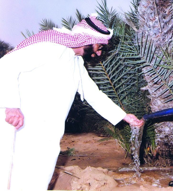 ae_wasl's tweet photo. تخيلوا أن الماي في العين كان يوم من الأيام يُباع ويتحكم فيه بعض من الناس وبعض الأهالي ما يحصلون عليه إلا بالحصة!

لكن الشيخ زايد الله يرحمه رفض تجارة الماء، وقال: “مياه الأفلاج الآتية من جوف الأرض يجب أن تكون من حق كل الناس الذين يعيشون فوق هذه الأرض”

والموضوع ما كان مجرد قرار، فقد شارك بنفسه في حفر الأفلاج، وأمر بحفر فلج العين عام 1969، اللي يعد من أكبر الأفلاج في المنطقة.

هني ما نتكلم عن مياه وبس… نتكلم عن تغيير مفهوم كامل للحياة، من مورد كان يُدار بيد قلة إلى حق متاح للجميع بدون استثناء.

الأفلاج كانت البداية لكن أثرها الحقيقي كان في فكرة بسيطة، وهي أن كرامة الإنسان تبدأ من أبسط حقوقه 👏🏻