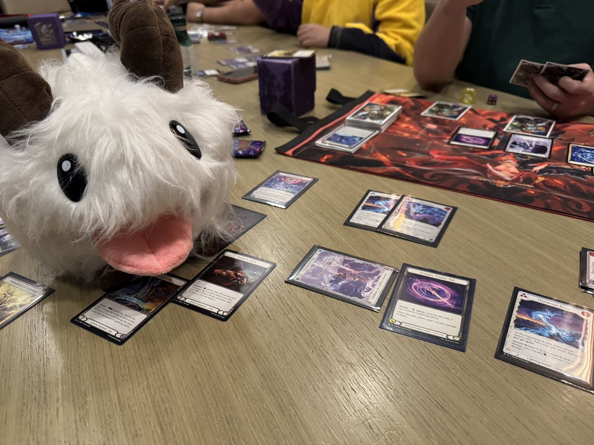 sulphvg's tweet photo. A friendly poro joining us for draft practice 🥰 https://t.co/5RoXSmNIOO