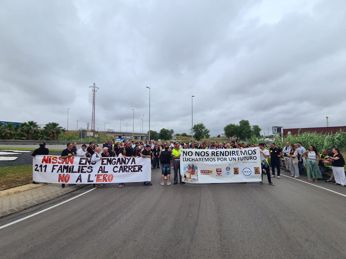 FICCOOCat's tweet photo. 📢 Les plantillles de Nissan dels centres del Prat de Llobregat i de la Zona Franca de Barcelona s'estan manifestant aquesta tarda contra l'ERO.

❌  NO als 211 acomiadaments‼️

❌ NO a la deslocalització de l'activitat de Nissan fora de Catalunya‼️

❌ NO A L'ERO‼️ https://t.co/70Gt0ksuNg