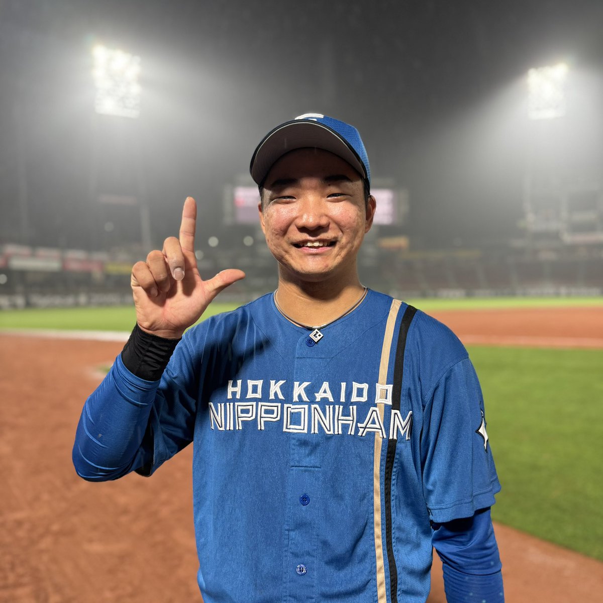 FightersPR's tweet photo. 本日のヒーローは延長12回に決勝打を放った山縣秀選手👑

#ドミ男
#ドミれ
#lovefighters https://t.co/baPosAliwR