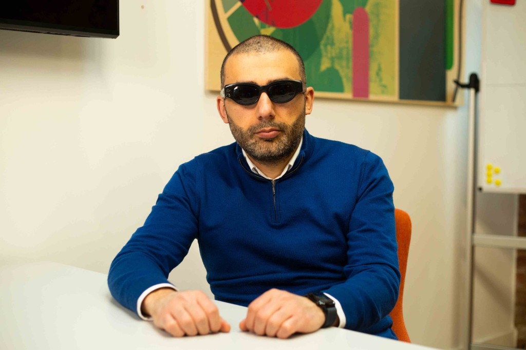 UniNhantsNews's tweet photo. One #Computing graduate from @UniNorthants has turned a deeply personal academic project into a groundbreaking startup, designing #SmartGlasses that could improve independence for millions of visually impaired people.

https://t.co/Ll6FGleWFE https://t.co/FKbnnVSY1I