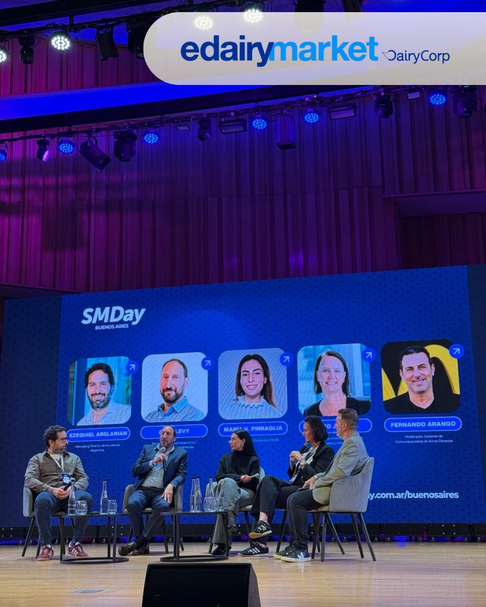 eDairyMarketEs's tweet photo. 📲 #eDairyMarket estuvo presente en @smdayARG junto a Gonzalo Peralta.

🔥Hoy la pregunta ya no es si una empresa debe estar en digital.

La pregunta es:
��Quién está construyendo comunidad mientras otros solo publican contenido? 🤔 https://t.co/SSuhzoXDZj