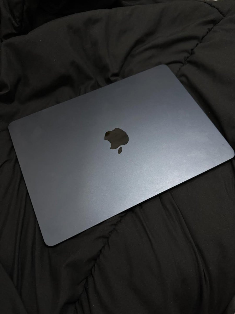 origlazed's tweet photo. Halo! #WTS MacBook Air M4 16/256 kesayangan dengan warna Midnight yang super ganteng. Kondisi dijamin sangat mulus seperti baru (like new), jarang dipakai, Cycle Count (CC) masih sangat rendah. Cocok banget buat yang cari barang second tapi rasa new!😁 https://t.co/LvtaFGGaGe