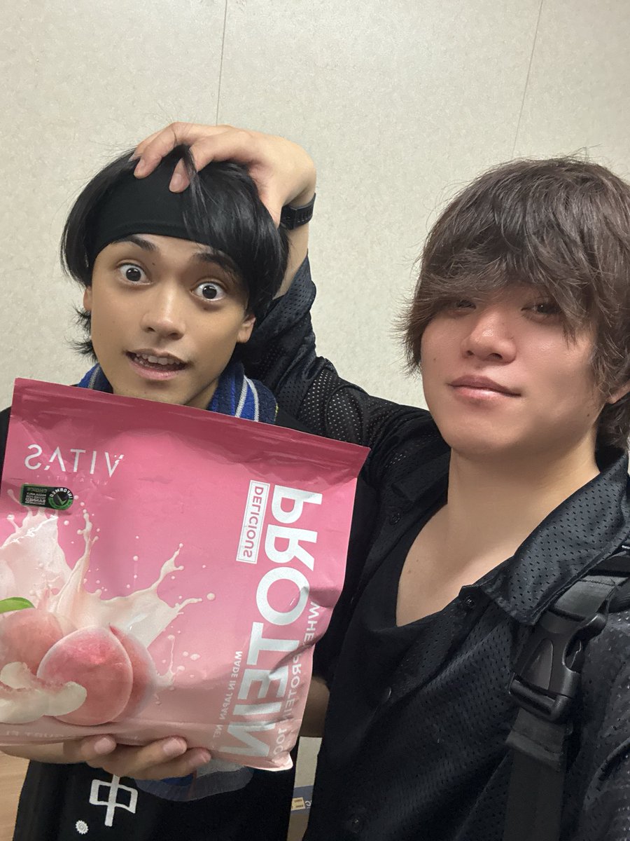 satoyugodesu's tweet photo. #舞台鬼滅の刃

初の衣装つき通しでした。
おっっっもしろい。
派手だし繊細だし見応えがすごいです。

みんなムキムキになってた。
衣装つき通しなのに、布の面積が減るという変な話。

VITASプロテイン、合計で4kgとか差し入れあったのに半月も立たないうちに全部無くなるという、マッチョ現場です。 https://t.co/unwXpnPEtw
