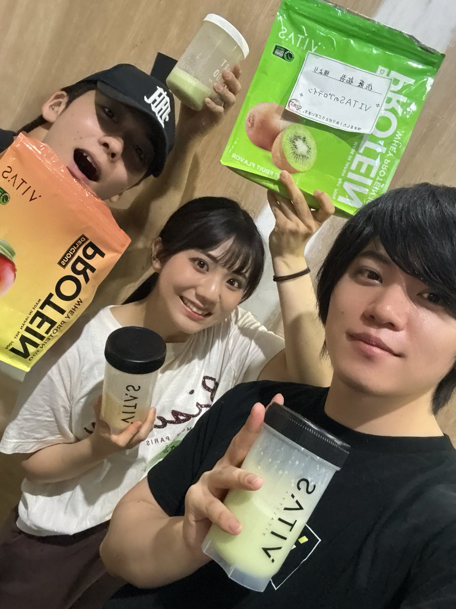 satoyugodesu's tweet photo. #舞台鬼滅の刃

初の衣装つき通しでした。
おっっっもしろい。
派手だし繊細だし見応えがすごいです。

みんなムキムキになってた。
衣装つき通しなのに、布の面積が減るという変な話。

VITASプロテイン、合計で4kgとか差し入れあったのに半月も立たないうちに全部無くなるという、マッチョ現場です。 https://t.co/unwXpnPEtw