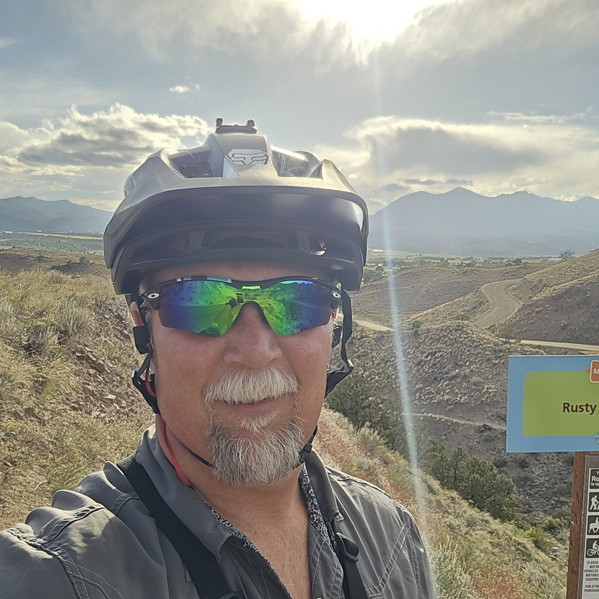 XCountryLiving's tweet photo. Rig validation high above Chaffee County, CO as the sun drops. Technical mountain climbs require an ultra-efficient drivetrain configuration and dialed wheelsets. ๐๏ธ๐ฒ
Exact specs sheet: https://t.co/8ph8oiEZrj
#SalidaMTB #YetiBikes #MountainView #Singletrack https://t.co/E1jHTdukkF
